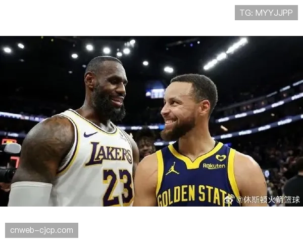 聚焦：斯蒂芬·库里与勒布朗·詹姆斯在赛后拥抱，交谈超过五分钟